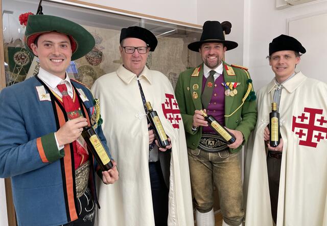 Schütze, Grabesritter und Initiator zur Olivenöl-Spendenaktion Jakob Grüner, Landeskommandant Major Thomas Saurer, Klaus Niedertscheider und Major Alexander Haider freuen sich über die gelungene Hilfsaktion. | Foto: BTSK / Peter Gleischer