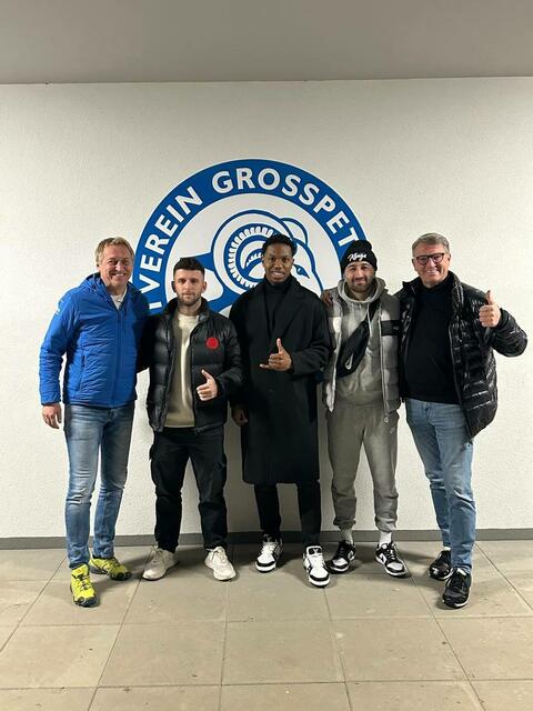 Neuzugänge bei Großpetersdorf: Obmann Harald Schneller, Flamur Muleci, Stanley Samuelson und Ibrahim Sahin (alle Rudersdorf), Präsident Alfred Kollar | Foto: SV Großpetersdorf