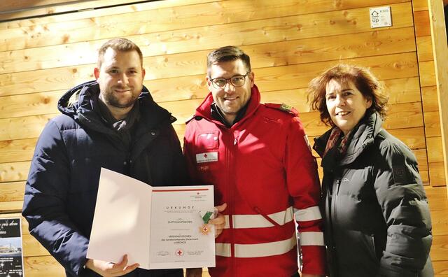 Weil bei der seinerzeitigen Eröffnung der neuen RK-Ortsdienststelle Lieboch Premstättens Bgm. Matthias Pokorn verhindert war, eine Auszeichnung vom Roten Kreuz entgegenzunehmen, wurde das offiziell beim Friedenslauf nachgeholt. Pokorn erhielt das Verdienstzeichen des RK-Landesverbandes in Bronze. Eine Wertschätzung, die den studierten Arzt besonders freut. Im Bild Matthias Pokorn mit RK-Ortsstellenleiter Jürgen Pojer und Vzbgm. Ingrid Baumhackl, die den Ortschef bei der Eröffnung der neuen Dienststelle damals vertrat. | Foto: Edith Ertl