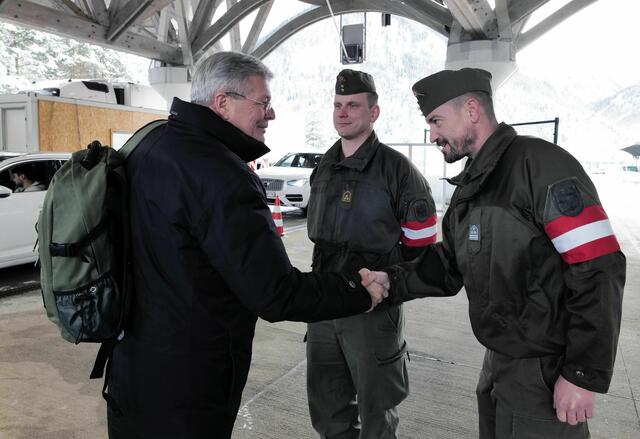 LH Peter Kaiser bei den Assistenzsoldaten. | Foto: LPD Kärnten/Höher