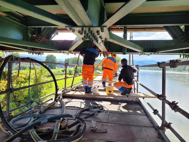 Laufende Sanierungsarbeiten an der Donaubrücke Krems-Mautern. | Foto: NÖ Straßendienst