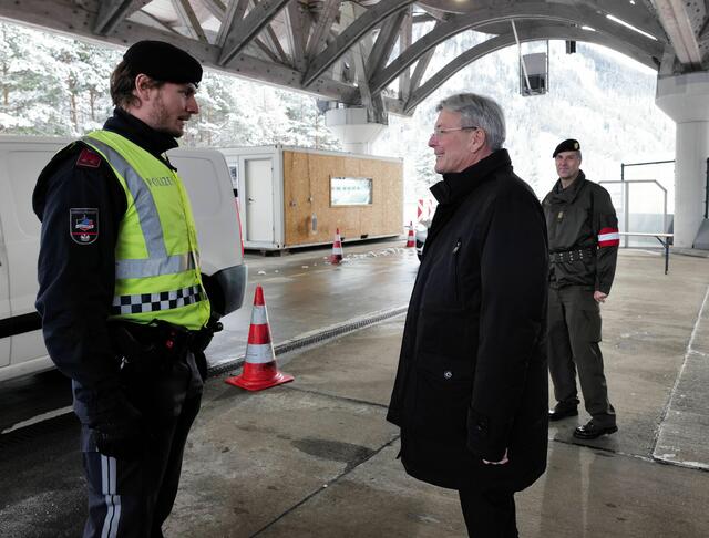 LH Peter Kaiser und Militärkommandant Philipp Eder beim Grenzübergang Karawankentunnel. | Foto: LPD Kärnten/Höher