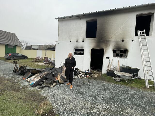 Der Lagerraum von Susanne Dunst aus Moschendorf ist zwar ausgebrannt, aber das angrenzende Wohnhaus konnte gerettet werden.  | Foto: Gernot Heigl