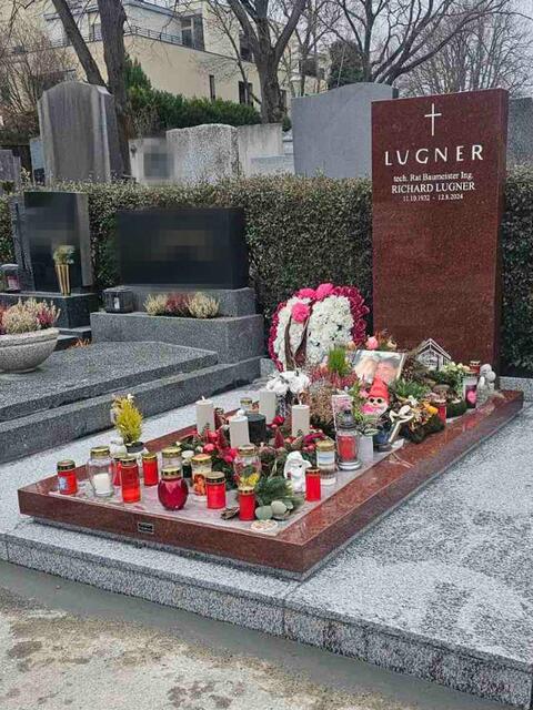 Pünktlich vor Weihnacht wurde der rötliche Grabstein des verstorbenen Baumeisters Richard Lugner am Grinzinger Friedhof fertiggestellt und aufgestellt.  | Foto: APA