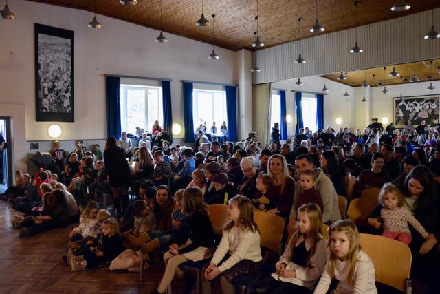 Mit Begeisterung und voller Spannung verfolgten die kleinen Zuschauer die Suche nach der gestohlenen Prinzessin. | Foto: Carmen Kurcz