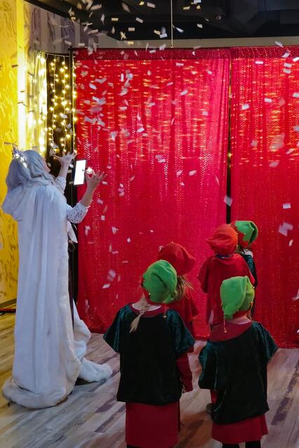 Vorhang auf für die Kinder und Sonja Pöschl mit ihrem Mitmachtheater | Foto: SingSangSonja