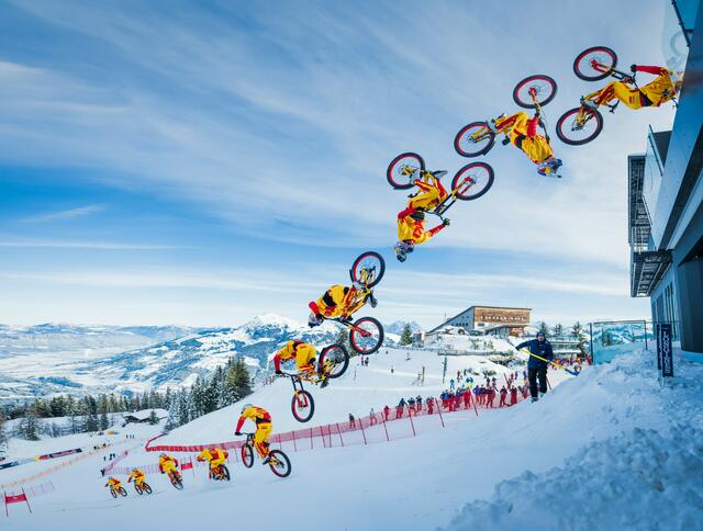Salto aus dem Starthaus. | Foto: Red Bull/Platzer/Berger