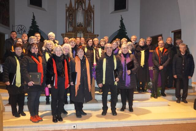Gemeinsames Weihnachtskonzert: Chor "Like a Rainbow" und der Männgergesangsverein Frohsinn | Foto: Michael Strini