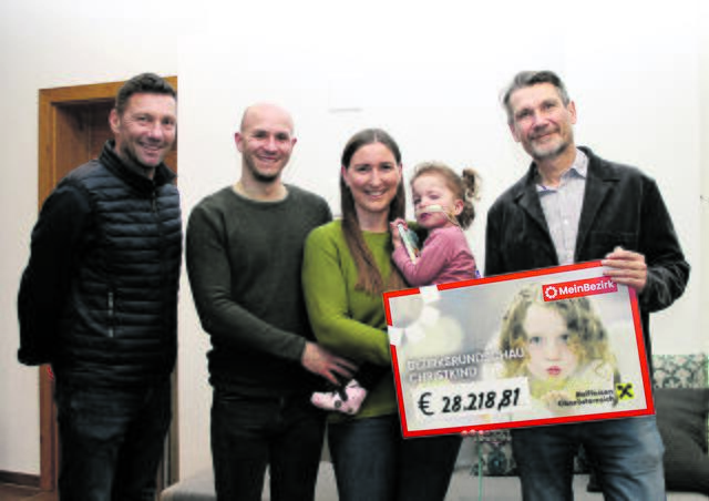 Die Scheckübergabe des MeinBezirk-Teams bei der Familie von BezirksRundSchau Christkind Rosa: Geschäftsstellenleiter Thomas Bargfrieder, Thomas Hummelberger, Julia und Rosa Krusch sowie Redaktionsleiter Gernot Fohler (v. l.). | Foto: MeinBezirk/Veronika Mair