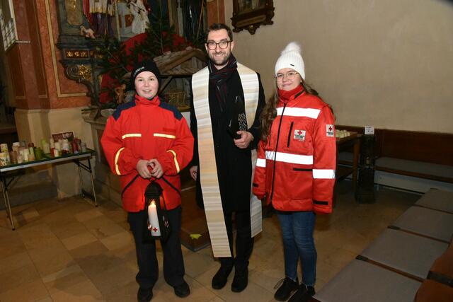 Kaplan Markus Krill mit der Feuerwehr und Rotem Kreuz Jugend  | Foto: Gerald Dreisiebner