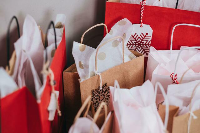 Alle Jahre wieder beginnt nach Weihnachten die Zeit des Umtauschens. | Foto: Freestocks/Unsplash