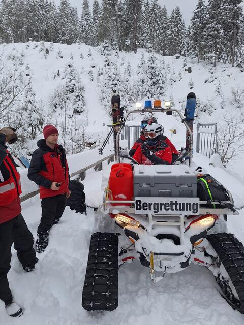 24 Einsatzkräfte der Bergrettungen Hopfgarten, Westendorf und Kitzbühel, zwei Einsatzkräfte der Freiwilligen Feuerwehr Kitzbühel sowie eine Polizeistreife und ein Alpinpolizist waren in Hopgarten im Einsatz. | Foto: zoom.tirol