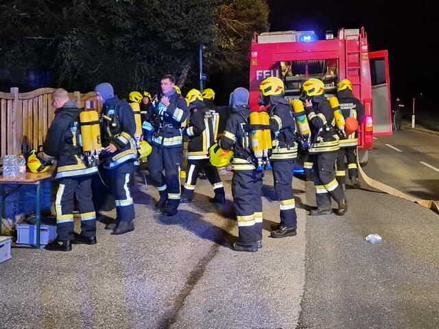 Einsatzkräfte der Feuerwehr Thernberg retten den Hausbesitzer in letzter Sekunde über ein Vordach. | Foto: Einsatzdoku