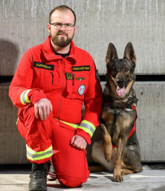 Hunde- und Staffelführer Dominik Schernthaner von der Österreichischen Rettungshundebrigade hielt sich mit Hündin "Delta" in Bereitschaft. | Foto: Rene Hauser