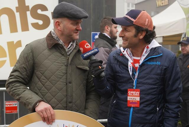 FHWN-Geschäftsführer Peter Erlacher durfte im Namen der FH Wiener Neustadt 11.111 Euro übergeben und gab Ö3-Mikromann Tom Walek ein Interview. | Foto: FHWN