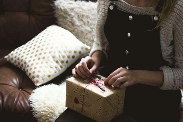 Auch das vermeintlich perfekte Geschenk kann Mängel aufweisen - in diesem Fall greift die Gewährleistung. | Foto: Kira auf der Heide/Unsplash