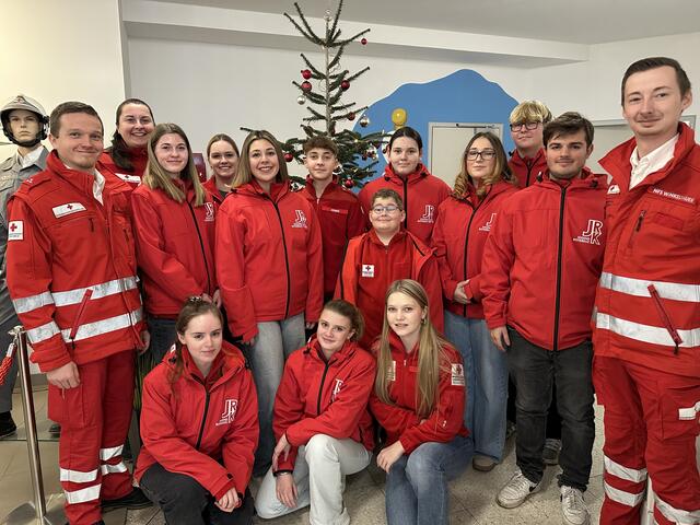 Felix Gößl (li.) verteilte auch heuer wieder mit seinen Mitgliedern des Welser Jugend-Rot-Kreuzes das Friedenslicht in der Stadt. | Foto: MeinBezirk