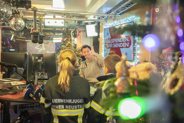 Moderator Philipp Hansa begrüßt die jungen Feuerwehrler. | Foto: Feuerwehrjugend WRN