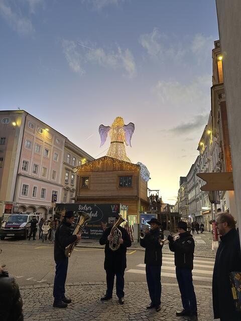 Gottesdienst unter Polizeischutz: In Wels war die Exekutive bei jeder Messe in der Innenstadt präventiv in Schutzposition. | Foto: MeinBezirk