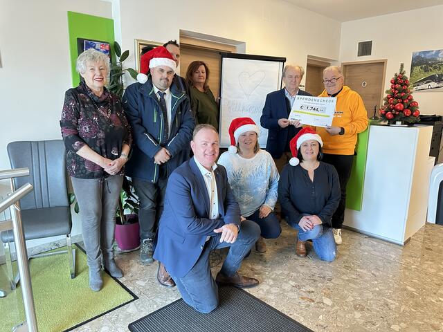 Spende Flutopfer: Irene Börner (Reisegast), Marco Sperker (Buslenker), Attila Harmath (Werkstätte Südburg-Dr. Richard), Siegfried Tanczos (Geschäftsführung Südburg), Sabine Hamr (Fahrdienstleitung), Sabine Paul (Fahrdienstleitung), Franz Dobrovits (Reisebus), Alexandra Mayer (Ass. der Geschäftsleitung), Reini Kracher (Reisegast und Moderator)  | Foto: Südburg