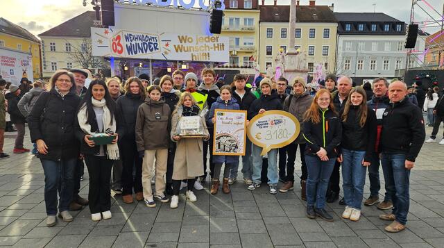 Abteilungsvorständin Martina Piribauer (links) und Abteilungsvorstand Hans Rigler (2.v.l.) und Direktor Franz Aichinger (rechts) mit der Gruppe der Fachschule Warth. | Foto: LFS Warth