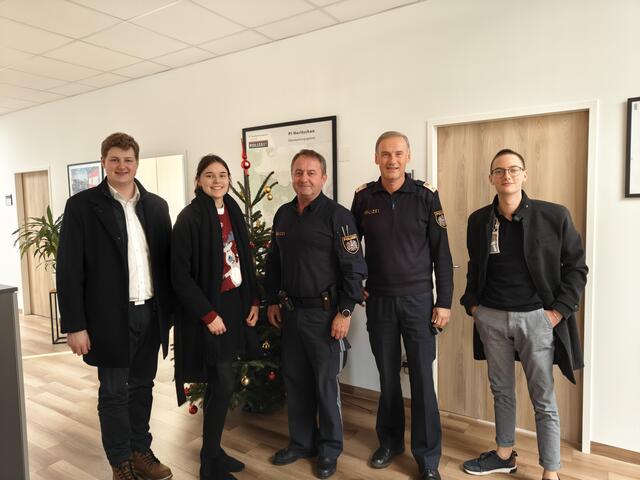 JVP-Bezirksobmann Daniel Heintz und die beiden JVP-Bezirksvorstandsmitglieder Magdalena Reisner und Martin Riegler bei der Polizeidienststelle in Horitschon, um „Danke“ für ihren Einsatz zu sagen. | Foto: Daniel Heintz