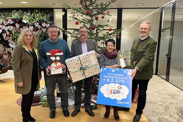 Sparkasse Neunkirchen spendete: Gertrude Schwebisch, Manfred Knöbel, Mario Posch, Margit Andraschky und Peter Prober.  | Foto: Sparkasse NK