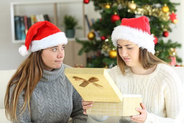 Unliebsame Geschenke werden nach Weihnachten oft zurückgegeben oder umgetauscht. Ein Recht auf Rückgabe oder Umtausch gibt es im stationären Handel nicht. | Foto: AntonioGuillem/panthermedia