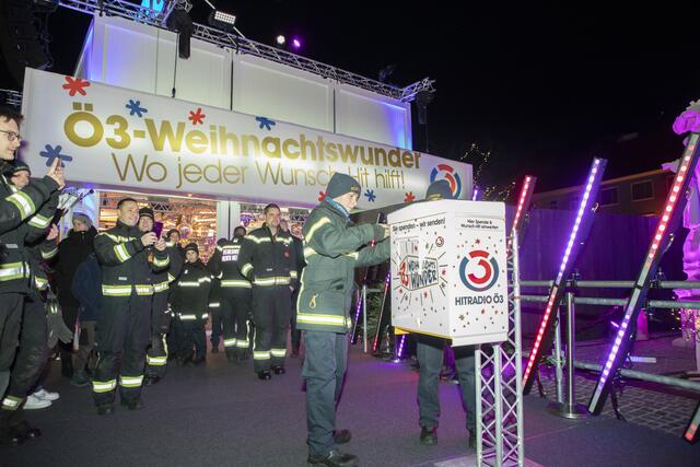 Die Feuerwehrjugend von Wiener Neustadt übergibt einen Spendenscheck. | Foto: Feuerwehrjugend WRN