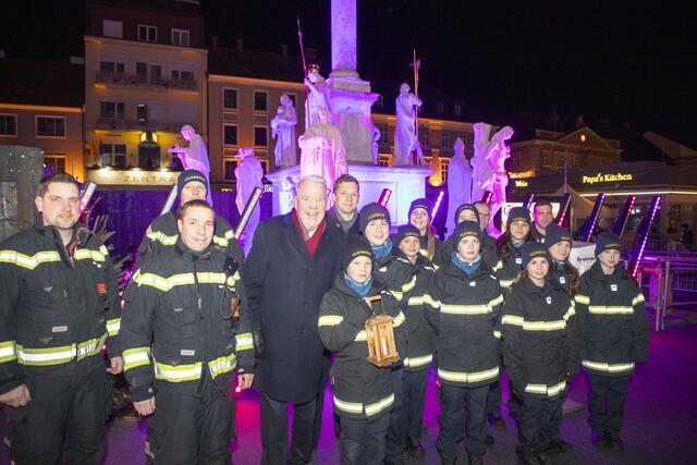 Die Feuerwehrjugend begleitet von Bürgermeister Klaus Schneeberger und Magistratsdirektor Markus Biffl. | Foto: Feuerwehrjugend WRN