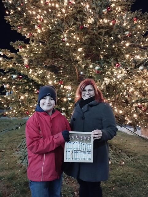 Durch das Adventfenster konnten zahlreiche Spenden gesammelt werden. | Foto: Weiss Birgit