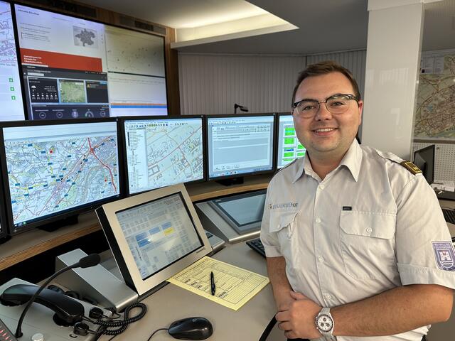 Simon Pesendorfer von der Freiwilligen Feuerwehr Wels übernahm am Heiligen Abend die Aufgabe des Nachrichtendienstleistenden. | Foto: FFW