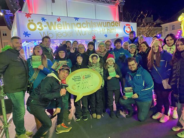 Die Wiener Neustädter Sparkasse hat 7.000 Euro gesammelt und heute ans Ö3-Weihnachtswunder übergeben. | Foto: Sparkasse WRN