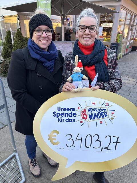 Die beiden Pflegebotschafterinnen Stationsleiterin Barbara Kara-Weißenböck und Pflegedirektorin Christa Grosz) hatten auch Häsin Linda die Pflegerin als neues StudioMaskottchen für das Ö3-Team mit im Gepäck.
| Foto: Universitätsklinikum Wiener Neustadt