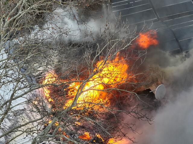 Blick aus der Vogelperspektive: auch der Dachstuhl des Vereinshauses wurde vom Feuer erfasst. | Foto: AFKDO Schwechat-Land