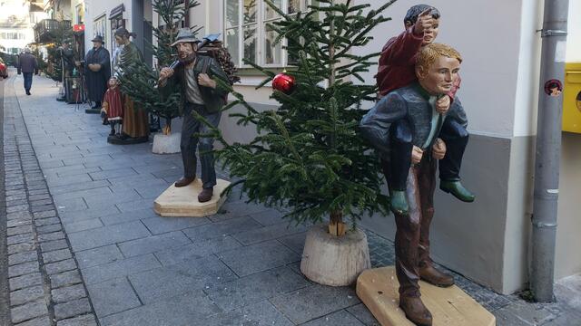 Die bekannten, lebensgroßen Krippenfiguren von Matthäus Mayrhauser stehen überall im Ort
und über so manche Figur muss man schmunzeln.