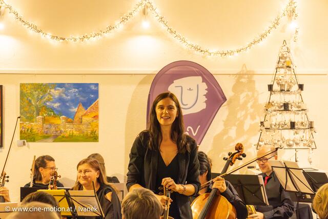 Maria Patera mit Erklärungen zu Mozarts Werken. | Foto: www.cine-motion.at / Ivanek