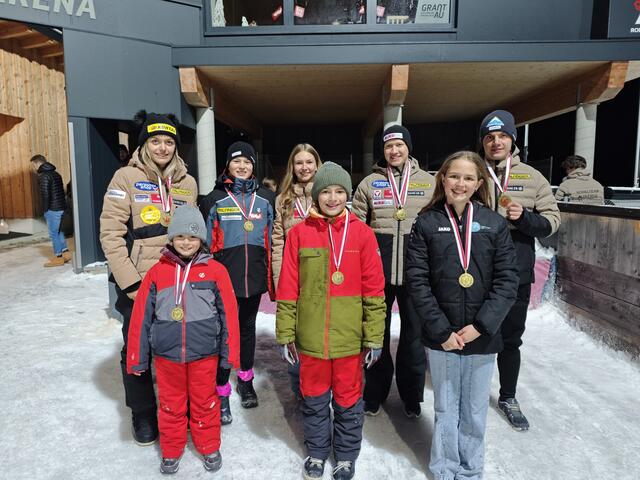 Die Klassensieger der Tiroler Meisterschaft in Umhausen, von links: Riccarda Ruetz, Eva Achenrainer, Michael Salner, Anna Fuchs, Linus Kammerlander, Leon Auer, Anna Fuchs und Fabian Achenrainer. | Foto: sz/Rodel Austria