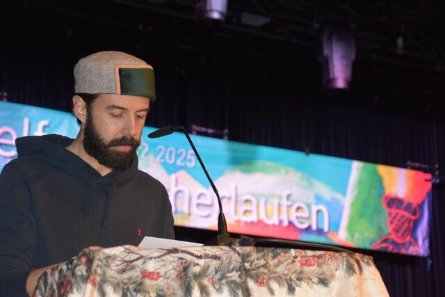 Mario Petuzzi, Mitglied der Bären und leidenschaftlicher Schriftsteller, trug seine Hymne an die Fasnacht vor.