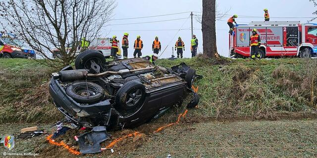 Wie durch ein Wunder konnten die beiden Insassen dieses Unfallauto nur leicht verletzt verlassen. | Foto: FF Alkoven