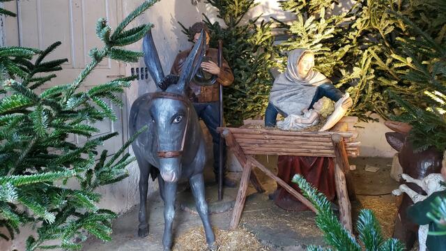 .....schön gestaltet ist auch die Krippe mit dem Jesuskind .