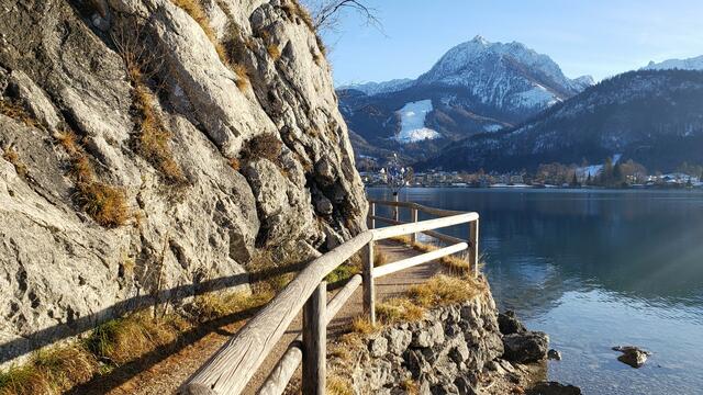 ...entlang der Felsen und am Ufer des Wolfgangsees....