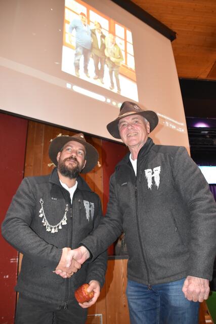 Übergabe bei den Wilden: Bezirkshauptmann i.R. Dr. Herbert Hauser übergab die Kette mit den Zähnen der Panznaffn an den neuen Gruppenführer Kurt Sommavilla.