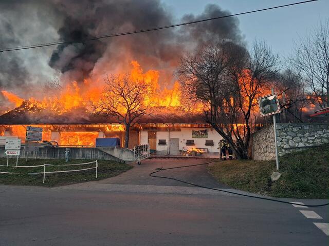 Gegen 8 Uhr brach in einem Wirtschaftsgebäude mit angeschlossenem Stall im Bezirk Deutschlandsberg ein Feuer aus. | Foto: Feuerwehren des Abschnitts 08 – Lannach