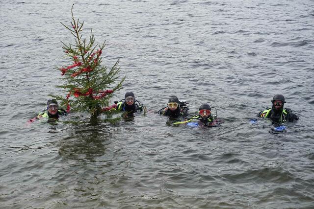 Und ab geht es in das eisige Wasser im Stausee Soboth... | Foto: Gerhard Schrei, FF-Preding