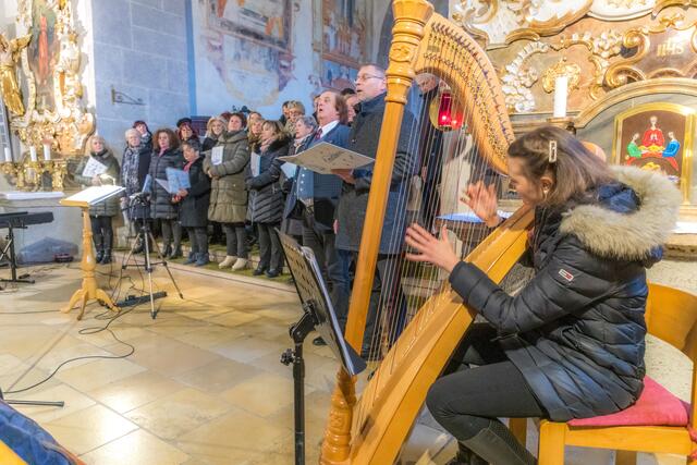MGVfRAU - Männergesangverein 1860 und Frauenchor Knittelfeld beim Adventkonzert 2024 in der Friedhofskirche Knittelfeld. Chorleiter Walter Bischof, Harfe Sophie Ertl, Klavier Andreas Christian Arlitzer, Obmann Thomas Hollomey | Foto: ©mgvfrau-knittelfeld.at