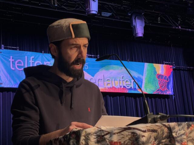 Mario Petuzzi, Mitglied der Bären und leidenschaftlicher Schriftsteller, trug seine Hymne an die Fasnacht vor.