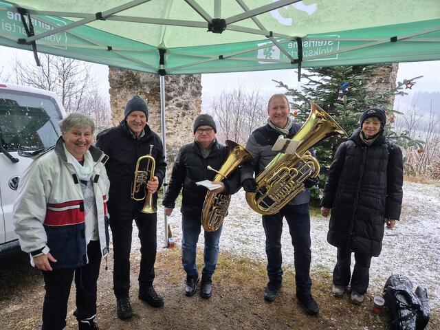 Das Trio Hollensteiner, Unterberger und Hödl sorgt für festliche Klänge im Galgenwald, während sich die Organisatorinnen Sofie und Roswitha über die weihnachtliche Stimmung freuten. | Foto: Sofie Mosbacher