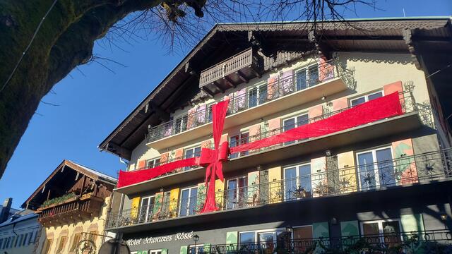 Das Hotel schwarzes Rössl als "Geschenk" verpackt.