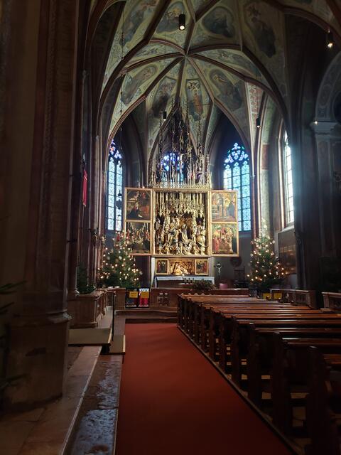 Kath. Pfarrkirche St. Wolfgang
Blick zum Hauptschiff mit dem berühmten Flügelaltar .